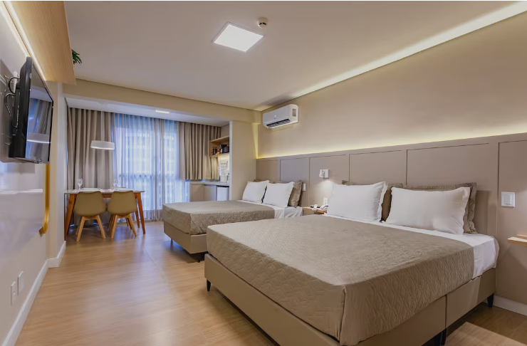 Flat espaçoso com três camas e decoração confortável