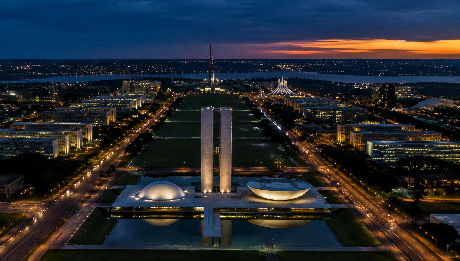 Vista aérea do Eixo Monumental de Brasília ao anoitecer